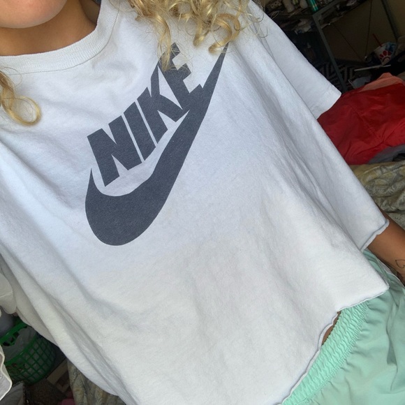 Nike Cropped Men’s Tee - Picture 2 of 3